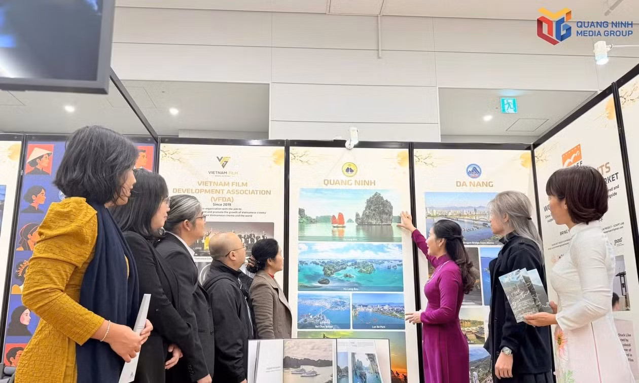 Ms. Nguyen Thi Hanh, a member of the Standing Committee of the Quang Ninh Party Committee and head of its Commission for Publicity, introduces Quang Ninh's potential to visitors at the Vietnam booth.