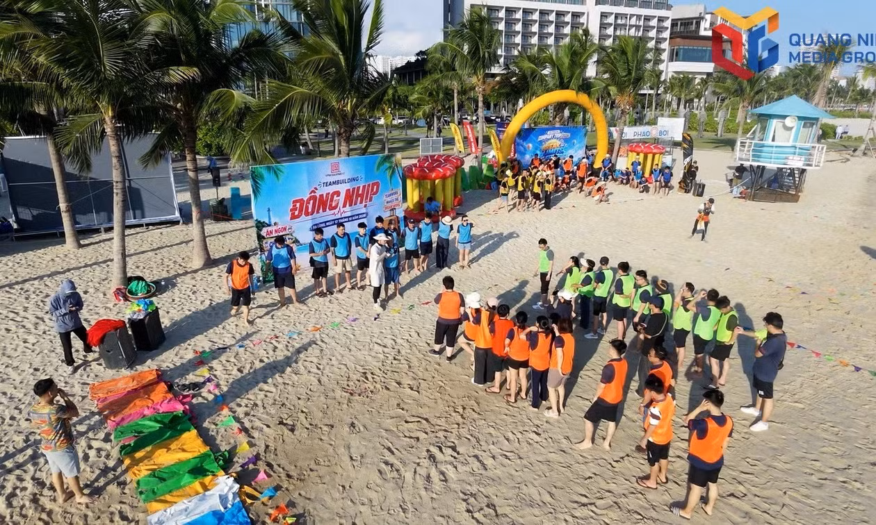MICE tour groups take part in team-building activities on the beach at Halong Marina in Bai Chay ward.