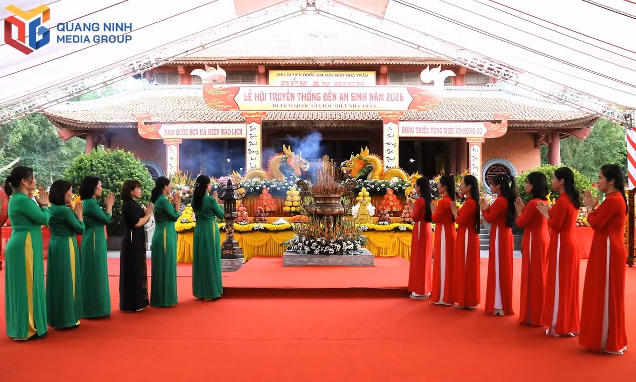 Locals and visitors from near and far reverently offer incense in deep gratitude to the boundless contributions of the Tran kings and ancestors.