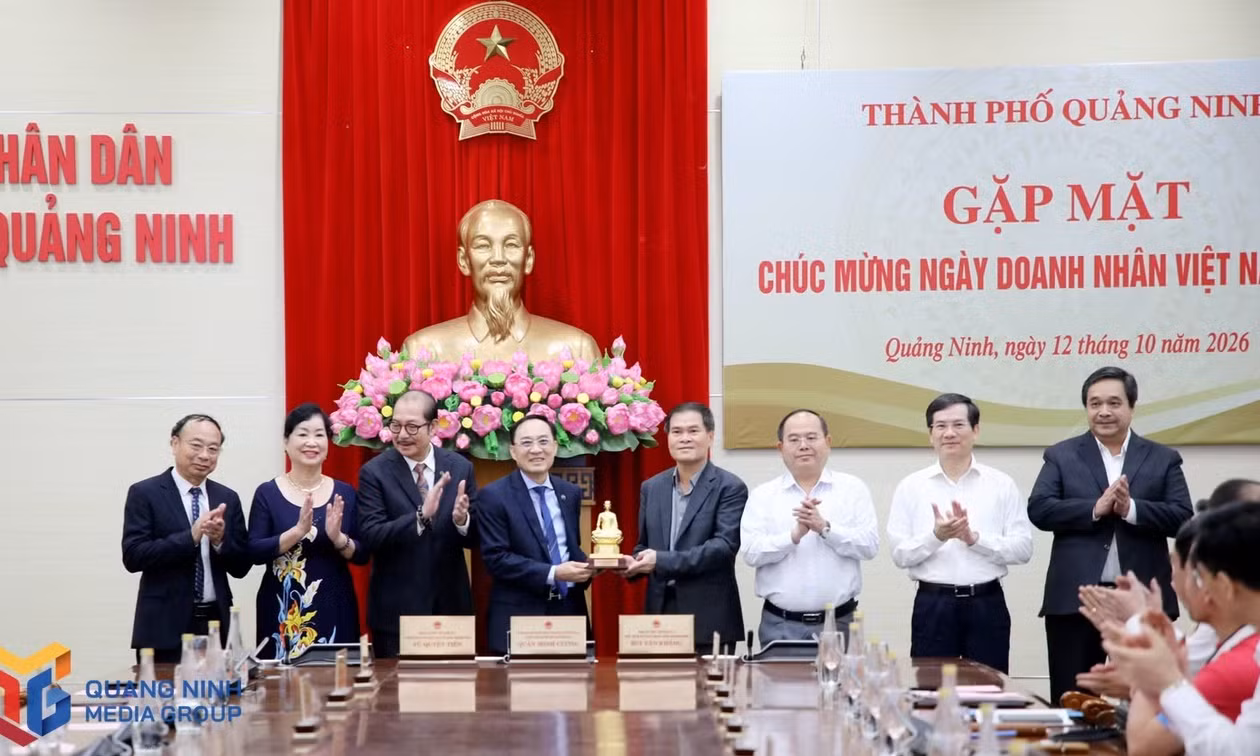Quang Ninh city leaders present commemorative gifts to the executive board of the city's Business Association.