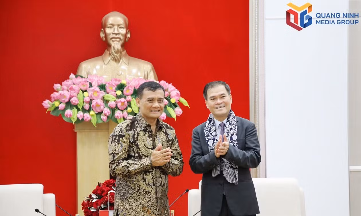 Deputy Secretary of the Quang Ninh Party Committee and chairman of the People's Committee Bui Van Khang welcomes Central Java Governor Ahmad Luthfi and the Indonesian delegation on their visit to Quang Ninh.