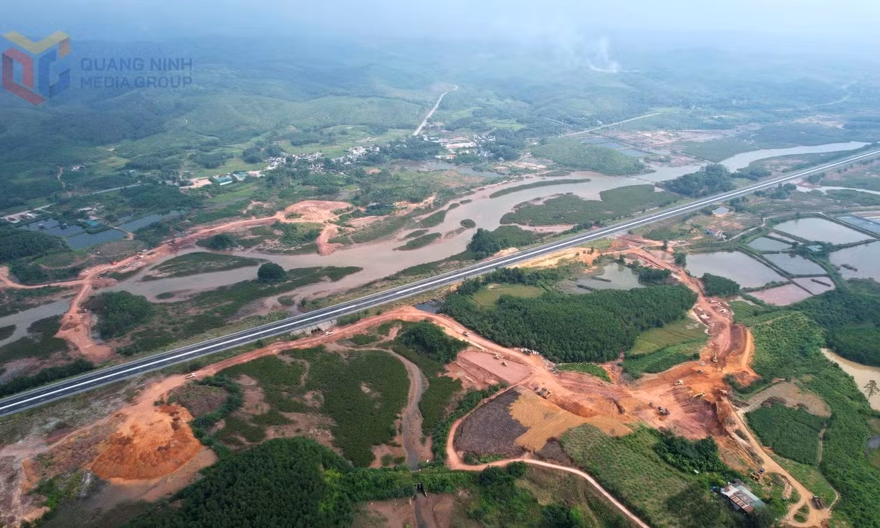 The interchange at Km141 of the Van Don - Mong Cai Expressway (in Quang Duc commune) linking the Bac Phong Sinh Border Gate to the highway corridor is gradually taking shape after three months of construction.