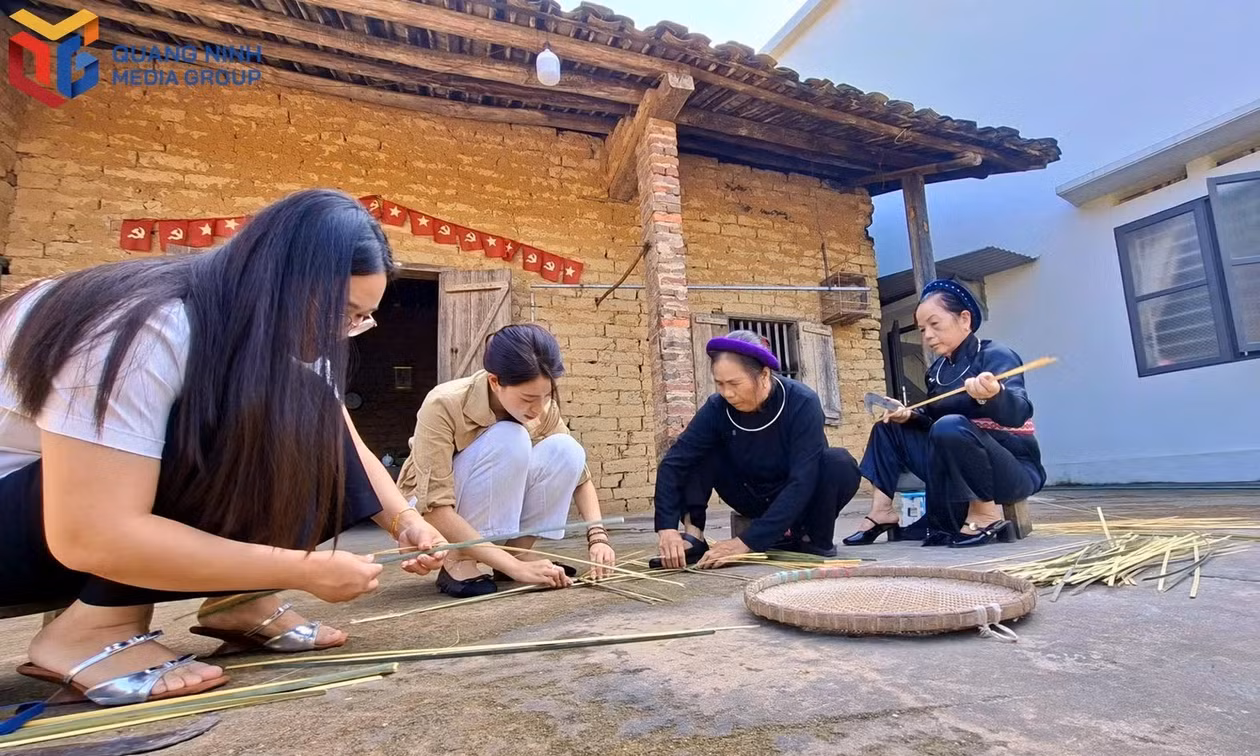 Visitors to Ban Cau can tour the village, discover traditional Tay houses, and experience traditional crafts.
