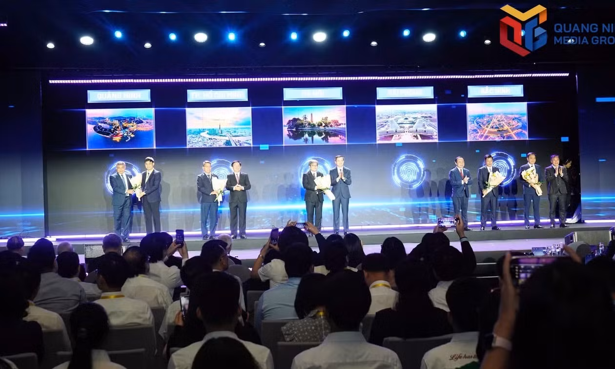 Mr. Nguyen Van Cong (far left), Vice Chairman of the Quang Ninh People's Committee, accepts the fourth-place award nationwide for Quang Ninh in the 2026 Provincial Innovation Index (PII) rankings.