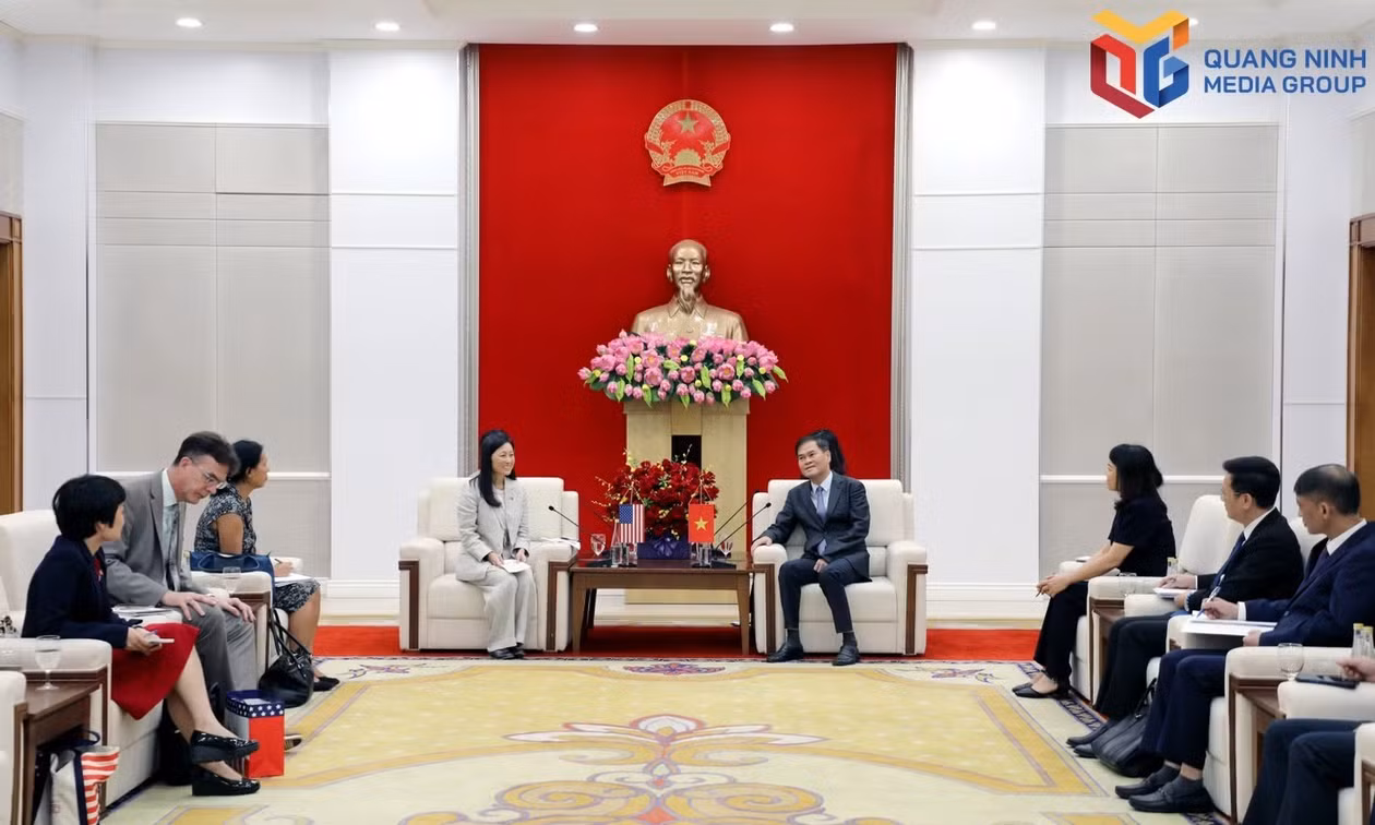 Deputy Secretary of the Municipal Party Committee and Chairman of the Quang Ninh People's Committee Bui Van Khang receives and works with the U.S. Ambassador Extraordinary and Plenipotentiary to Vietnam.