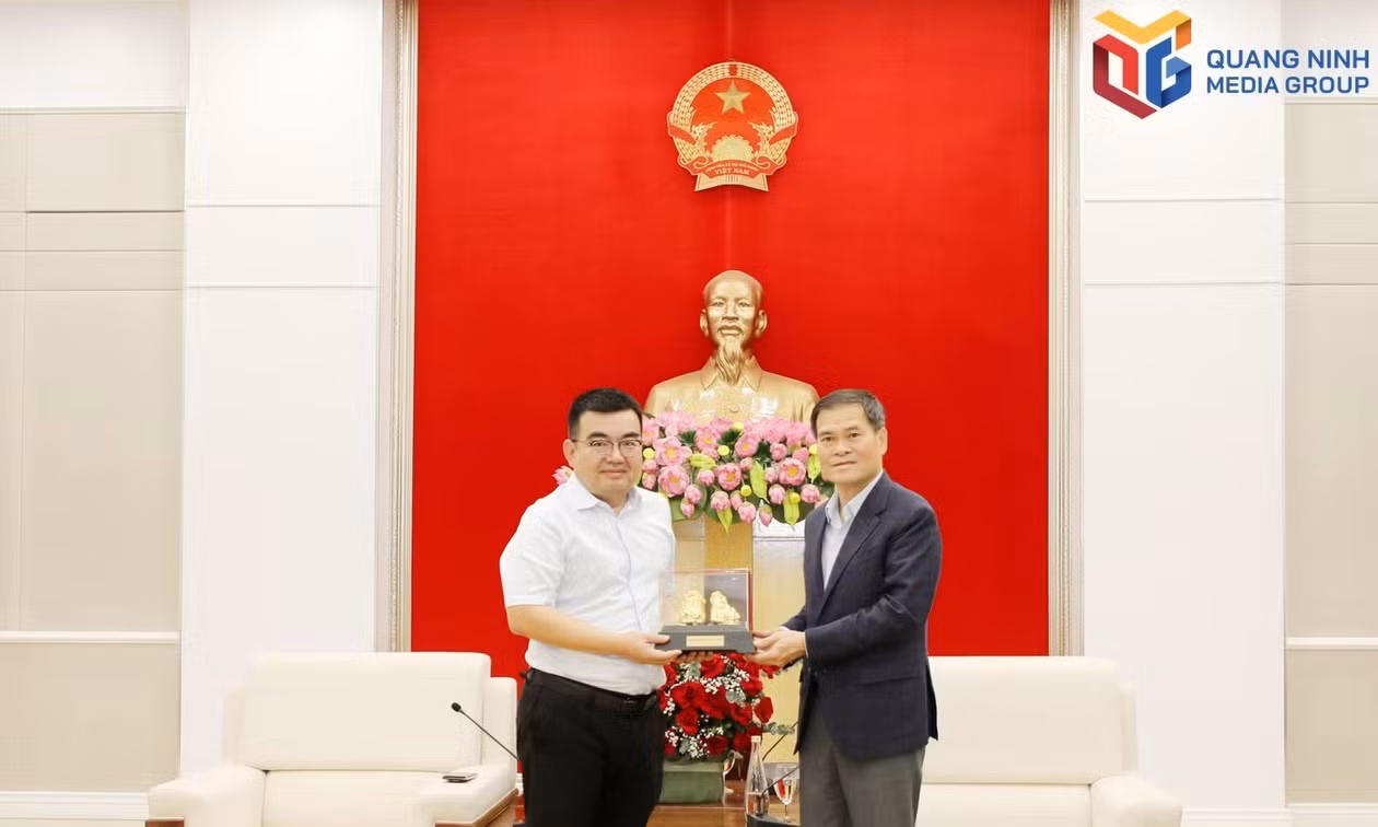 Deputy Secretary of the City Party Committee and Chairman of the City People's Committee Bui Van Khang presents a souvenir gift to Wang Rong, Chairman of China Road and Bridge Corporation.