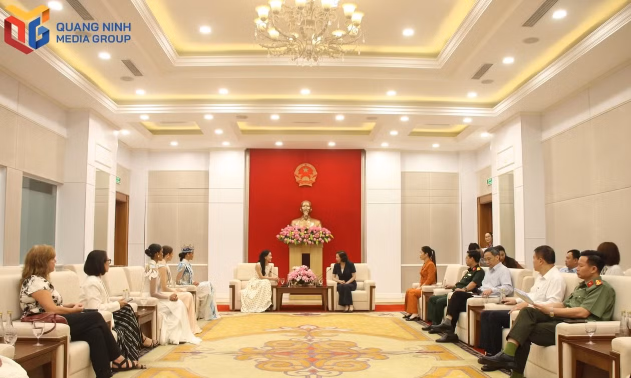 Vice Chairwoman Vu Thi Mai Anh in conversation with the Miss World Organization and top 3 titleholders.