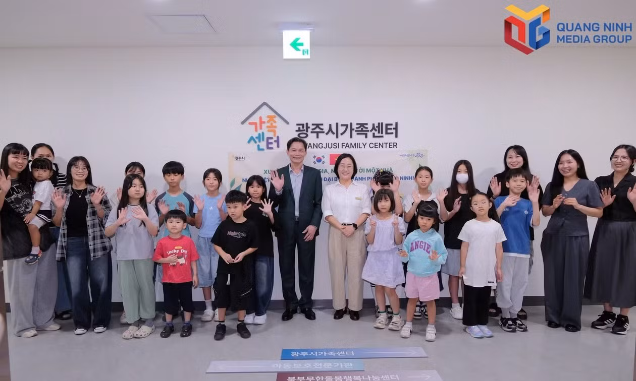 The delegation of municipal departments and agencies from Quang Ninh visits and learns about the operational model of the Gwangju Social Welfare Center in Gyeonggi Province, South Korea.