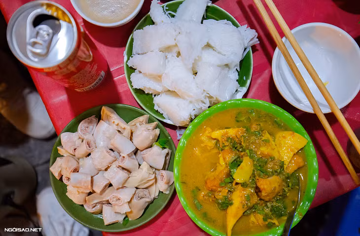 Gia cay (fake dog meat) consists of pig feet and an aromatic broth of turmeric, lemon grass, galangal, shrimp paste, and fermented rice. The pig feet are stewed until they are soft but still tough and crispy. The taste of this dish is quite similar to dog meat but it does not smell so strong. It’s often served with rice or vermicelli. The best time to enjoy this dish is on a cool or rainy day. You can find the dish at a stall on Pham Dinh Ho Street in Hai Ba Trung Street or Thuy Khe Street in Tay Ho District.