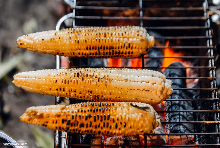 And grilled corn become a favorite snack of Hanoi on cold days. Vendors, who are mainly middle-aged and old women, begin to cook and sell grilled corn from late afternoon. They often put corns on a charcoal and constantly turn them over to make corns become well-cooked but not burnt. As a result, while the cover becomes hard and browned, the inside is still glutinous, sweet and packed with flavors. The dish can be found at Nghia Tan Street or Yen Phu Street.