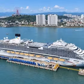 Quang Ninh welcomes nearly 4,500 international tourists aboard mega cruise ship