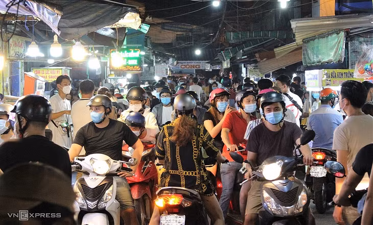 Saigonese visit Ho Thi Ky Street in District 10, a popular spot among foodies with over 100 stalls, on Oct. 21, 2021. Photo by VnExpress/Huynh Nhi