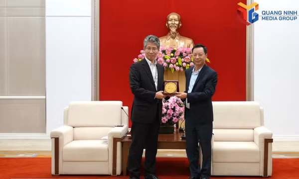 Quang Ninh Vice Chairman Le Van Anh presents a souvenir to Hashimoto Takahiro, general director of Shin-Etsu Magnet Materials Vietnam Co., Ltd. 