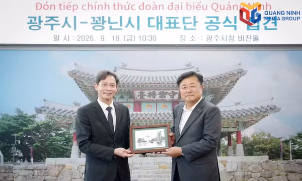 Director of the Department of Foreign Affairs Ho Van Vinh presents a painting of Ha Long Bay as a souvenir to Gwangju Mayor Park Gwan-yeol.