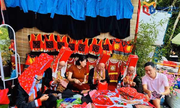 Visitors try traditional embroidery at the San Co Independence Day Festival in Quang Tan commune.