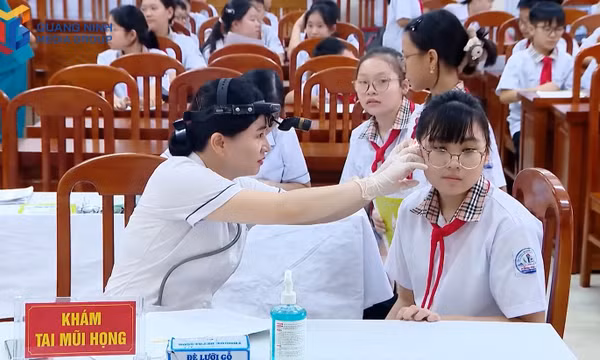 Medical staff from the Cam Pha Ward Health Station conduct health screening checkups for students at Cam Pha Secondary School.