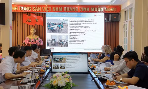 Spanish medical experts share their experience in organizing organ donation and transplantation programs with doctors at Quang Ninh General Hospital.