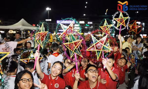 Children in Ha Long ward thrilled with excitement at local Mid-Autumn Festival.