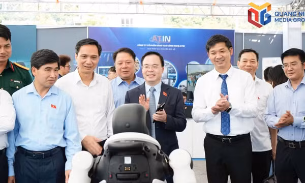 An AI robot is demonstrated at the Quang Ninh Forum on Science, Technology, Innovation and Digital Transformation in September 2026.