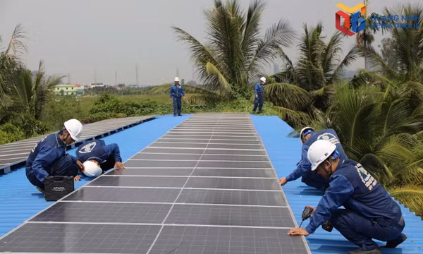 Employees of Hai Son Digital Technology Co., Ltd. works on a solar project.