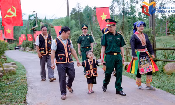 Under the banners of the Party and the Fatherland, officials, party members, and the people of Ky Son march side by side in unity to build an increasingly prosperous and happy homeland.