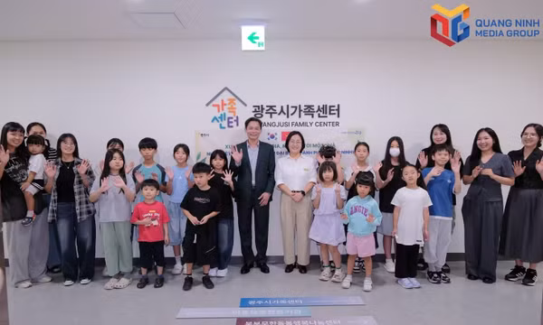 The delegation of municipal departments and agencies from Quang Ninh visits and learns about the operational model of the Gwangju Social Welfare Center in Gyeonggi Province, South Korea.