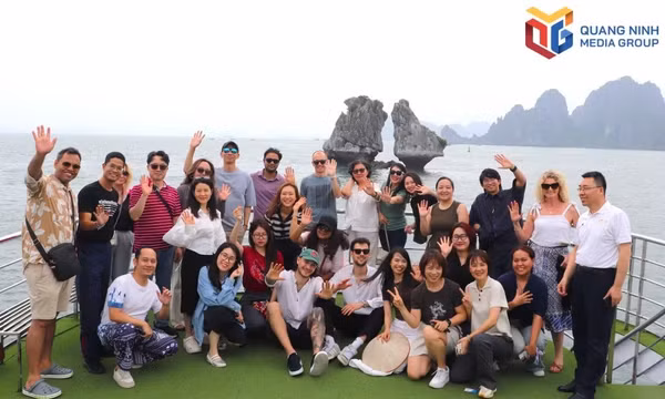 International visitors capture memorable moments on Ha Long Bay.