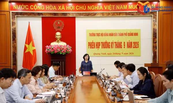 Ms. Trinh Thi Minh Thanh, Deputy Secretary of the City Party Committee and Chairwoman of the People's Council, delivers concluding remarks at the meeting.