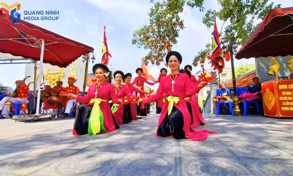 Visitors immerse themselves in a lively festival atmosphere, experiencing traditional culture through unique rituals, dances, and artistic performances.