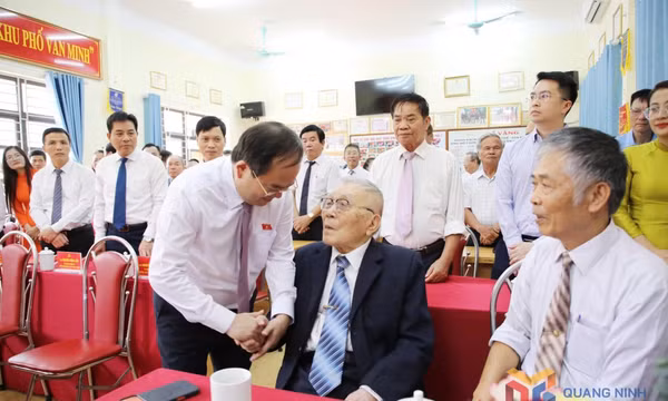 Mr. Quan Minh Cuong, Member of the Party Central Committee, Secretary of the City Party Committee, and Head of the city's National Assembly deputies delegation, talks with an elderly resident and 80-year Party veteran in Viet Hung ward.