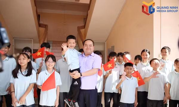 Party Central Committee Member, City Party Secretary, and Head of the National Assembly Delegation Quan Minh Cuong visits and presents gifts to children at the Social Protection Center.