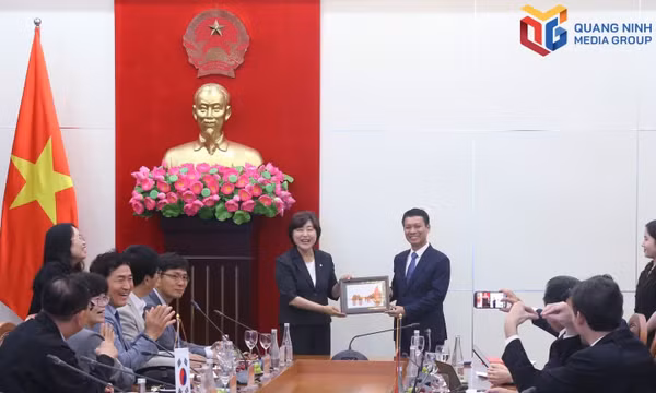 Standing Vice Chairman Nguyen Hong Duong presents a commemorative gift to the Cheongju delegation.