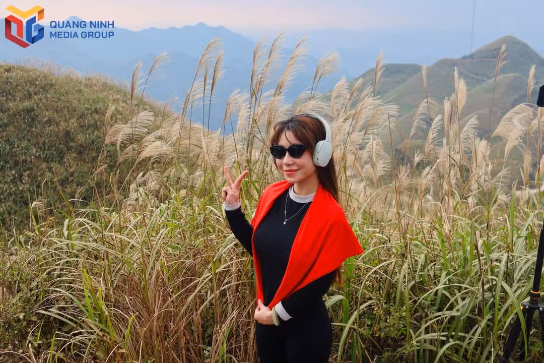 2-du-khach-thich-thu-chup-anh-ky-niem-giua-nhung-vat-hoa-lau-no-ro.jpg