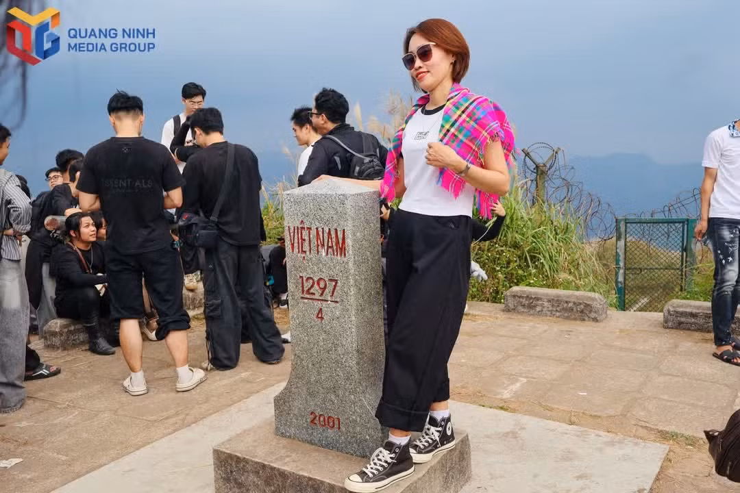 7-khoanh-khac-check-in-ben-cot-moc-bien-gioi-1297-tren-dinh-nui.jpg