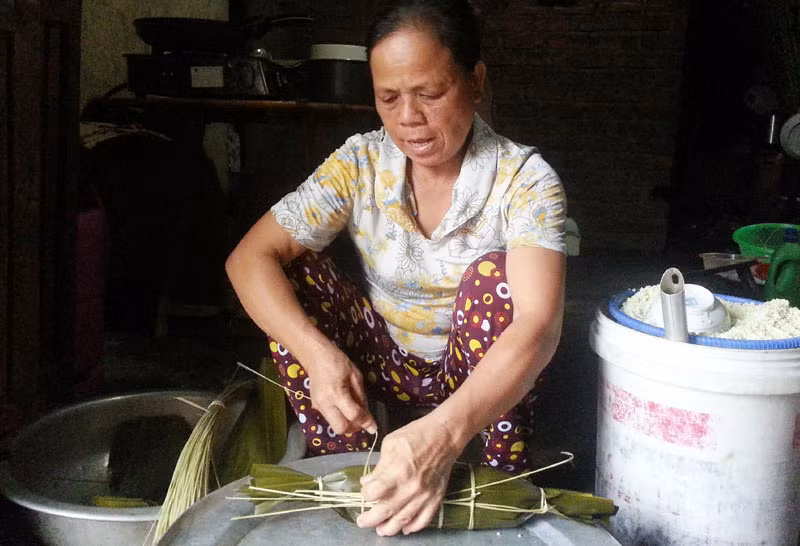 A woman in Binh Lieu mountainous district is making "Banh Gio", a traditional cake, on the occasion of Doan Ngo festival.