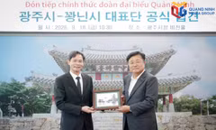 Director of the Department of Foreign Affairs Ho Van Vinh presents a painting of Ha Long Bay as a souvenir to Gwangju Mayor Park Gwan-yeol.