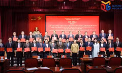 Standing Committee Member and Head of the Organization Board of the Quang Ninh Party Committee Vi Ngoc Bich presents certificates to the training participants.