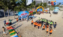 MICE tour groups take part in team-building activities on the beach at Halong Marina in Bai Chay ward.