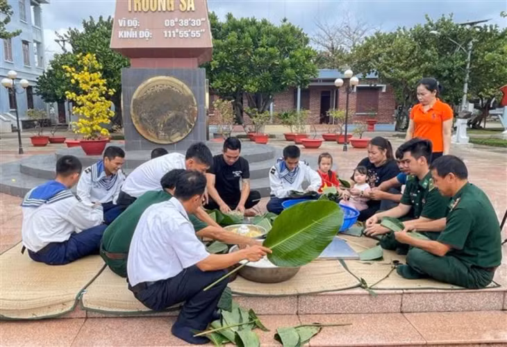 Soldiers and residents on Trường Sa make bánh chưng - a special traditional food during Tết. VNA/VNS Photo Nguyễn Cúc