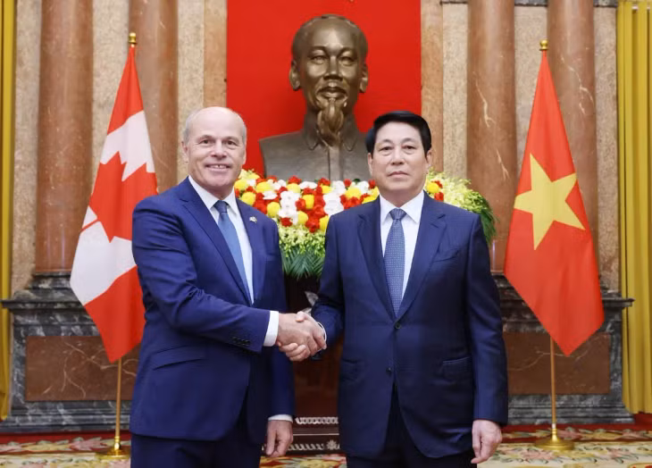 President Lương Cường and the new Canadian ambassador to Việt Nam James Nickel. — VNA/VNS Phôt
