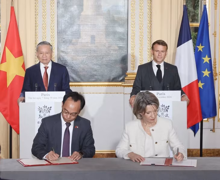 Vietnamese Deputy Minister of Education and Training Hoàng Minh Sơn and French Minister of National Education Anne Genetet signed a cooperation agreement on education between the Government of Việt Nam and the Government of France. — VNA/VNS Photo Trí Dũng