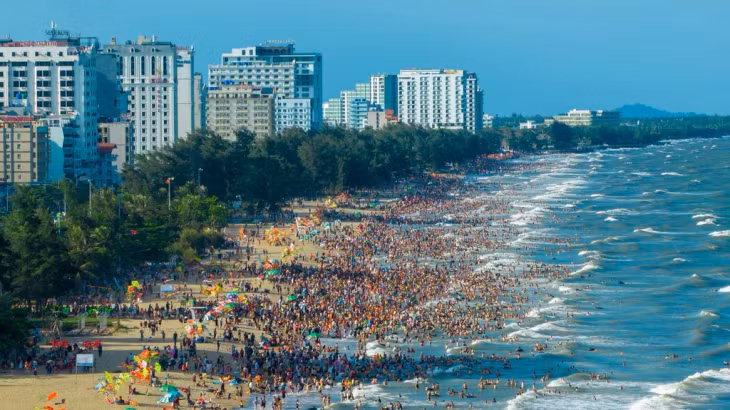 Sam Son Beach is crowded with tourists in the summer of 2023