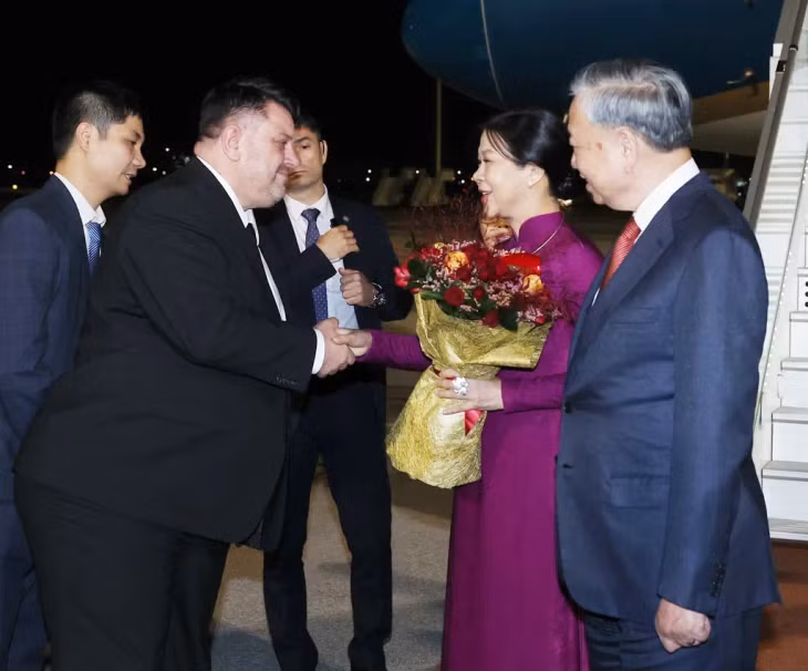 Chairman of the Bulgarian Socialist Party and Deputy Prime Minister of Bulgaria Atanas Zafirov greeted General Secretary Tô Lâm and his spouse Ngô Phương Ly. — VNA/VNS Photo