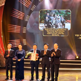 Quang Ninh Media Group's journalists win B prize at 5th press award on Party building