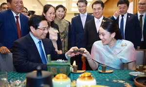 Vietnamese, Thai Prime Ministers contemplate traditional Vietnamese handicraft products