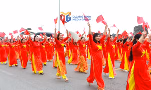 2,000 Ha Long women dance on the bank of the heritage bay