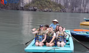 Ha Long Bay captivates international tourists