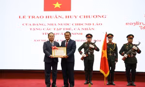 Quang Ninh receives First-Class Labour Order from Laos