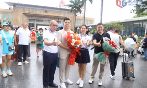 Nearly 1,000 Chinese tourists enter Vietnam via Mong Cai international border gate