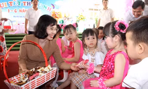 Deputy Secretary of the provincial Party Committee presents gifts to children in Dong Trieu